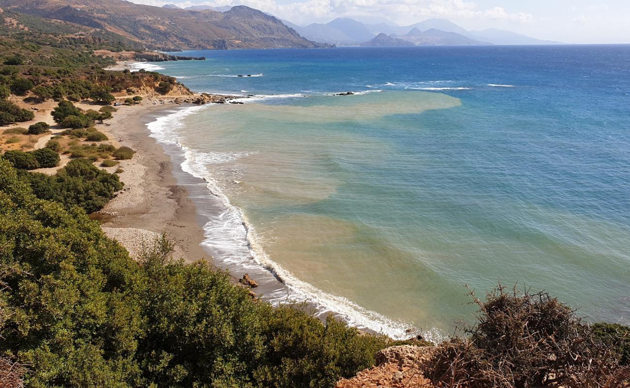 Photo de Agia Marina beach avec sable gris & galets de surface