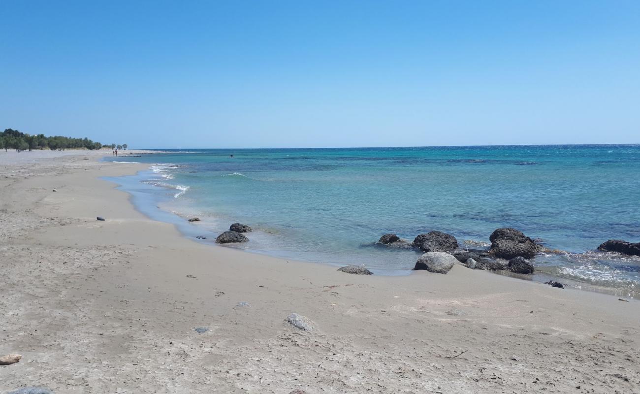 Photo de Vatalos beach avec sable brun de surface