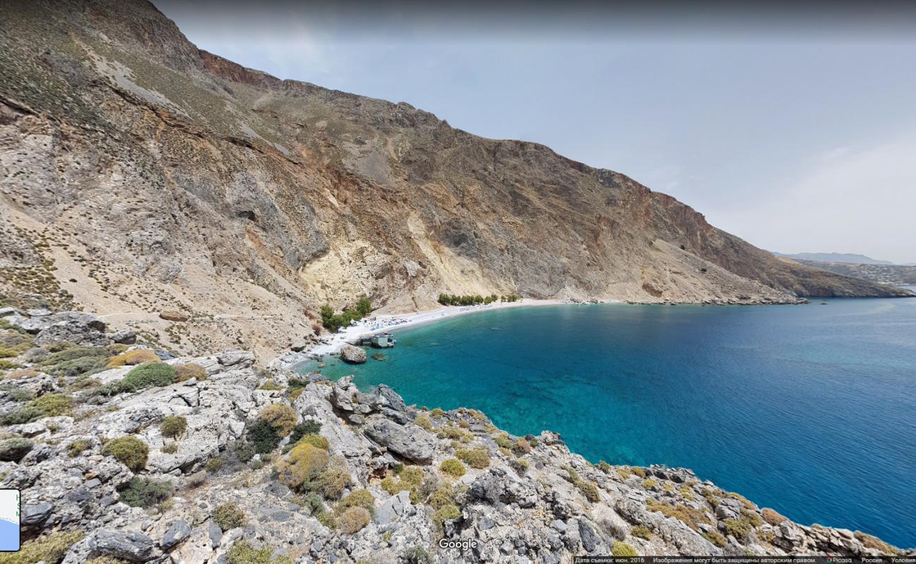 Photo de Glyka Nera beach entouré de montagnes