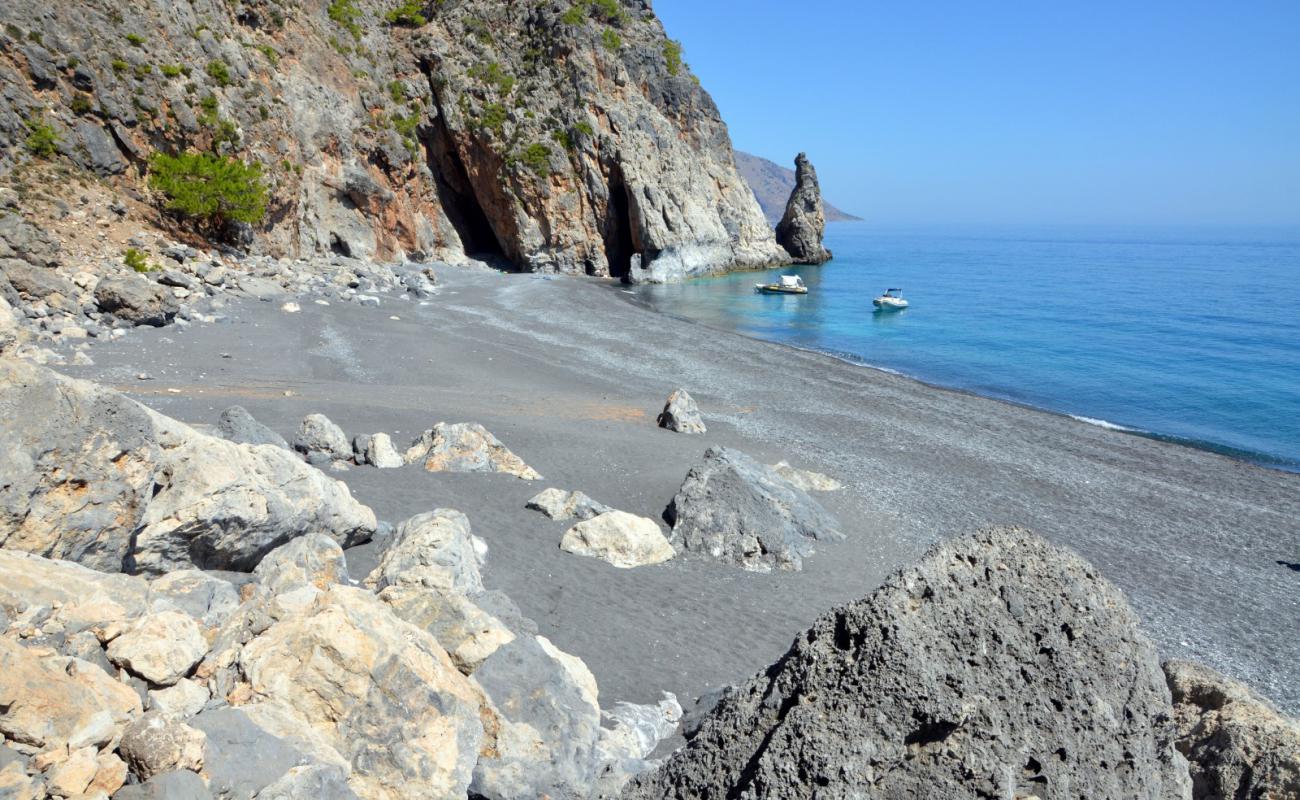 Photo de Monk beach avec caillou fin gris de surface