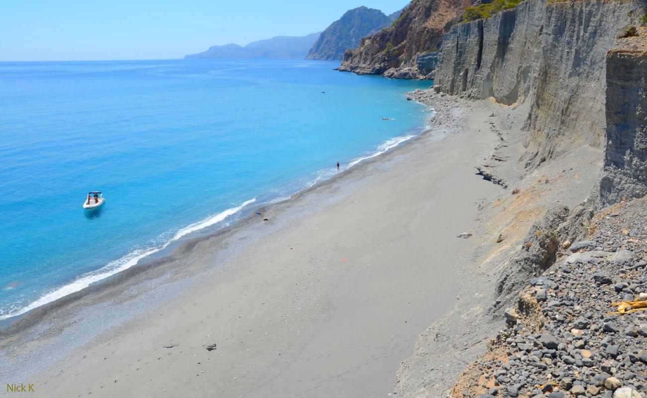 Photo de Domata beach avec sable gris avec caillou de surface