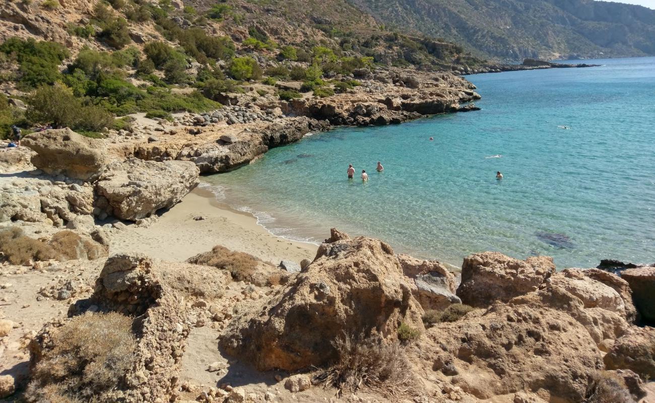 Photo de Astropelekita beach avec petits galets bruns de surface