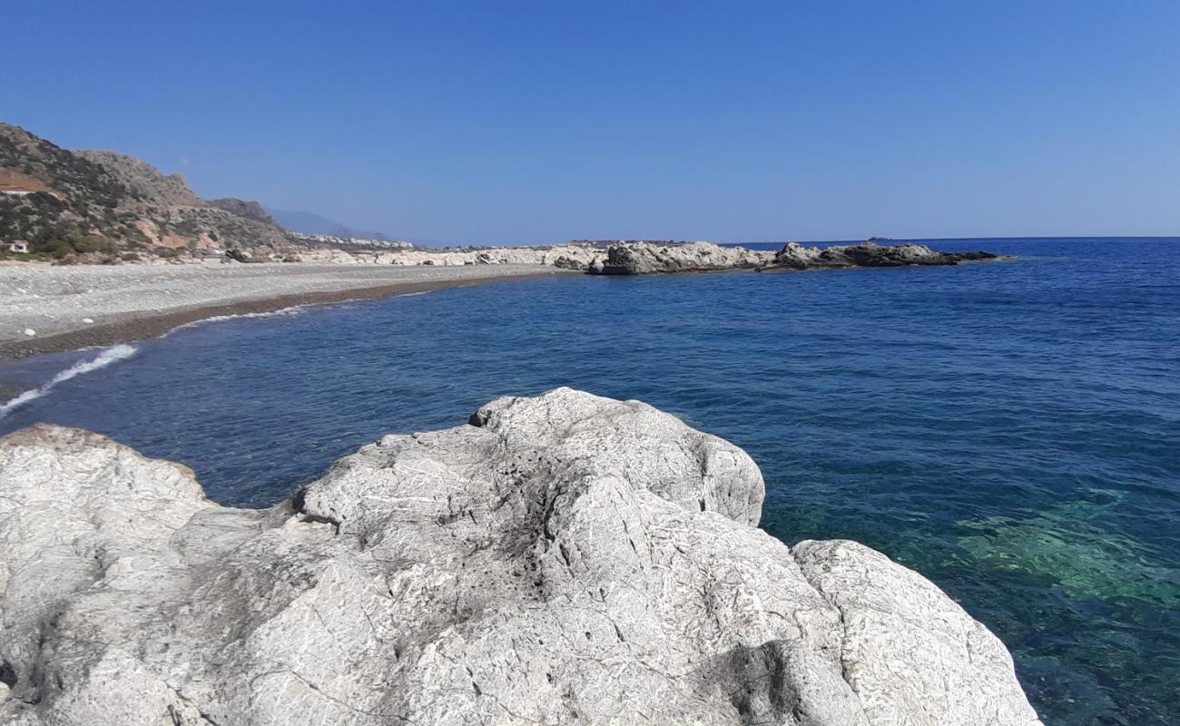 Photo de Plakaki beach avec caillou gris de surface