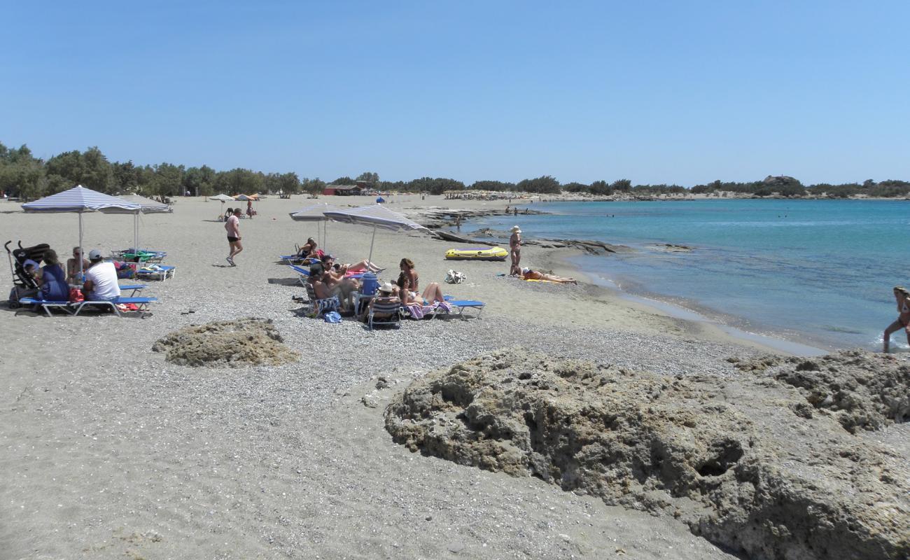 Photo de Alonaki avec sable gris avec caillou de surface