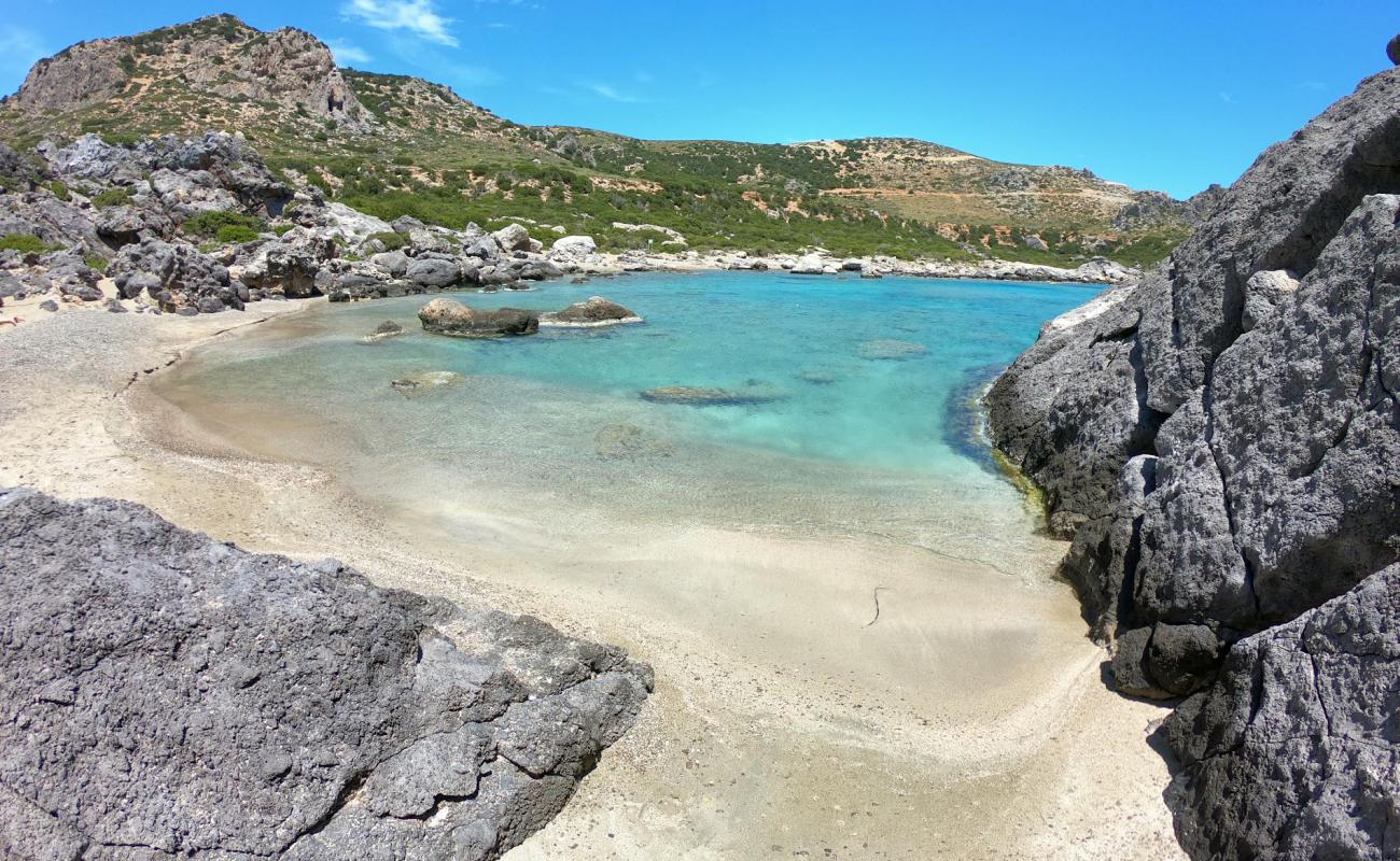 Photo de Viena beach avec sable gris & galets de surface
