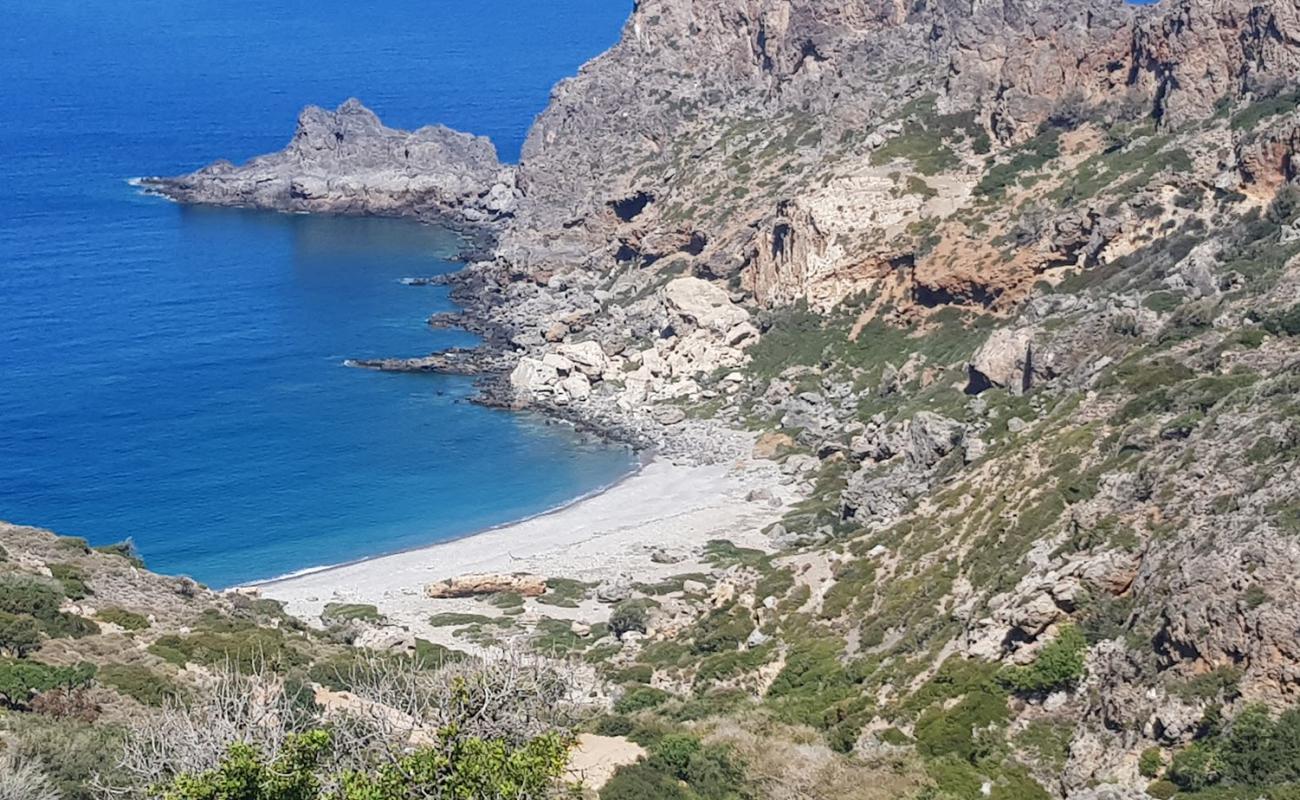 Photo de Platanakia beach avec caillou gris de surface