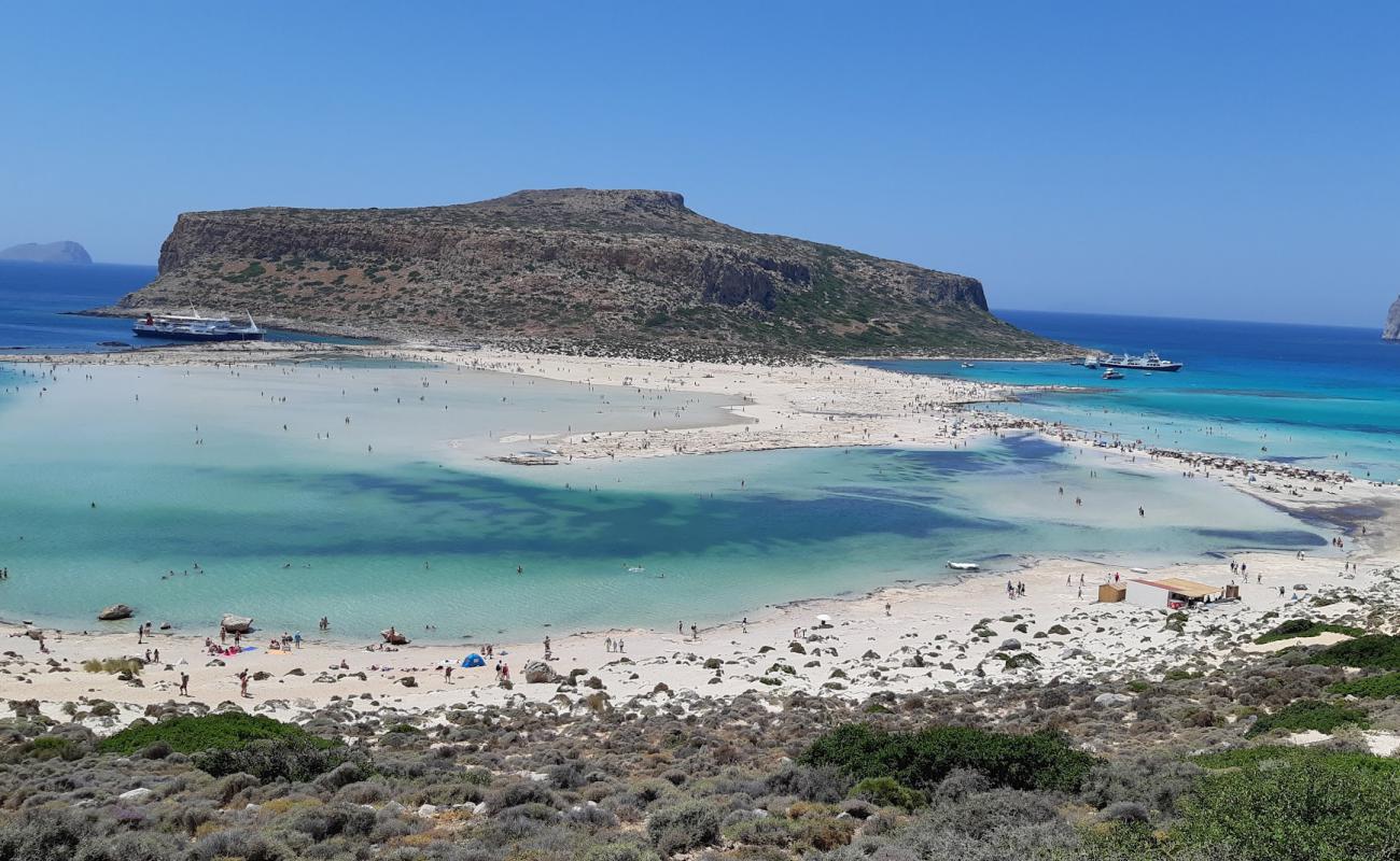 Photo de Plage de Balos avec sable fin et lumineux de surface