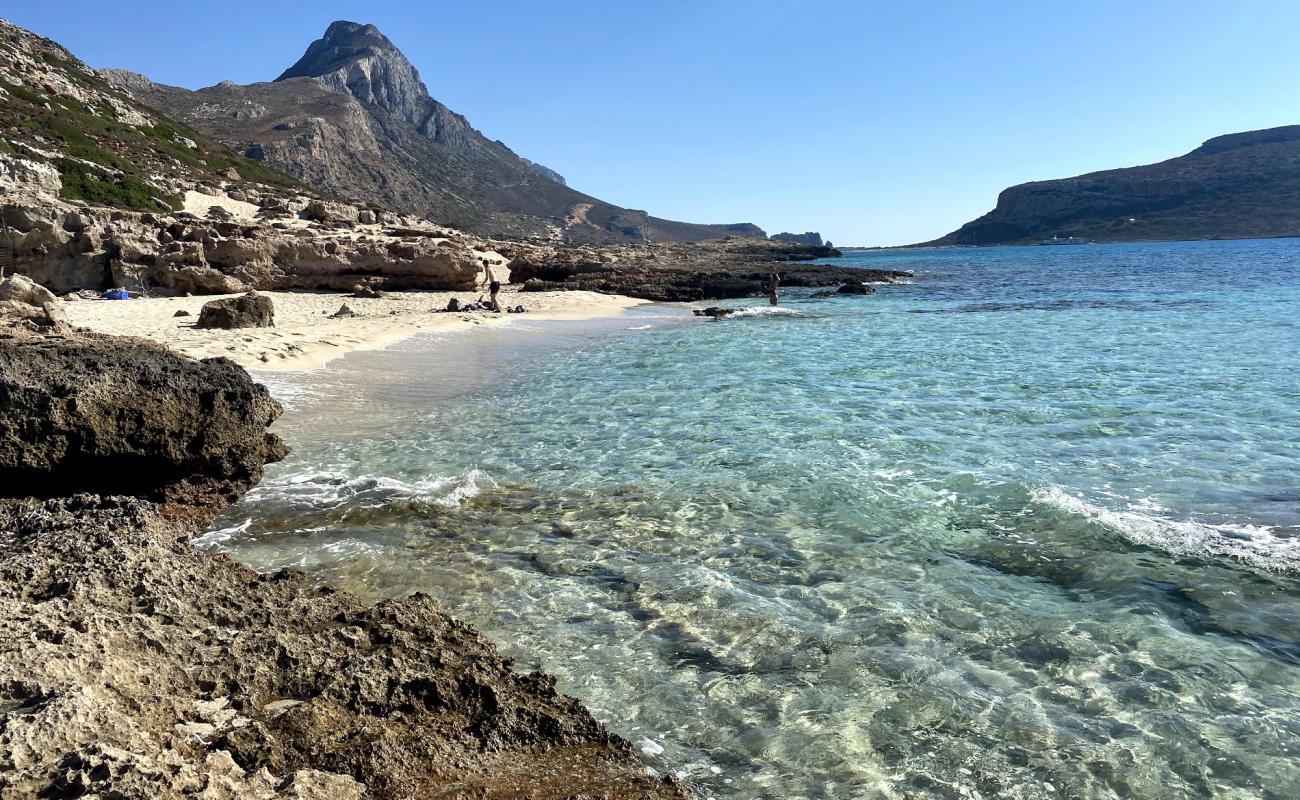 Photo de Crique plage avec sable fin et lumineux de surface