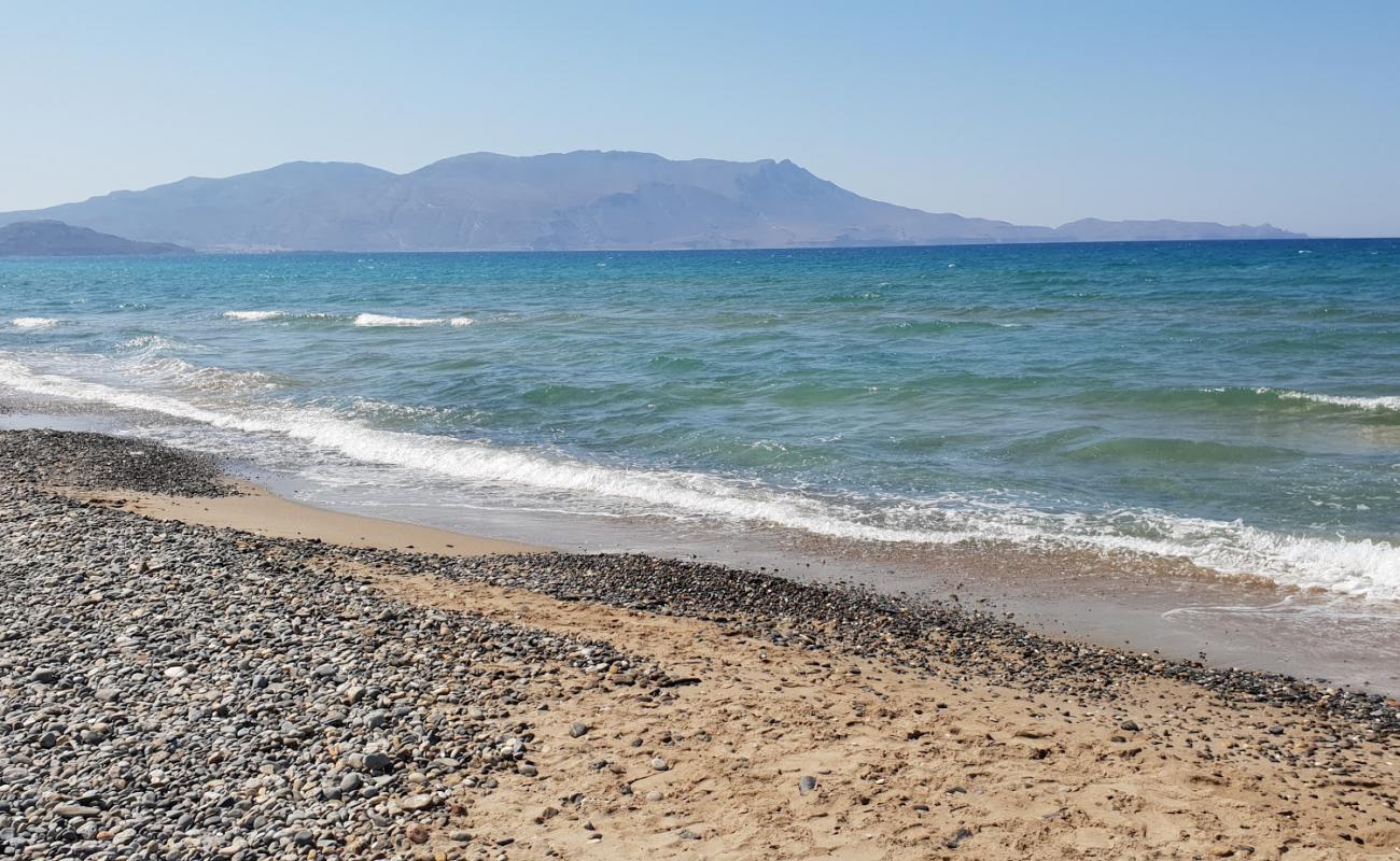 Photo de Drapanias beach avec sable gris avec caillou de surface