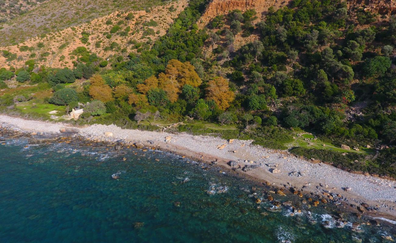 Photo de Agios Vasileios avec roches de surface