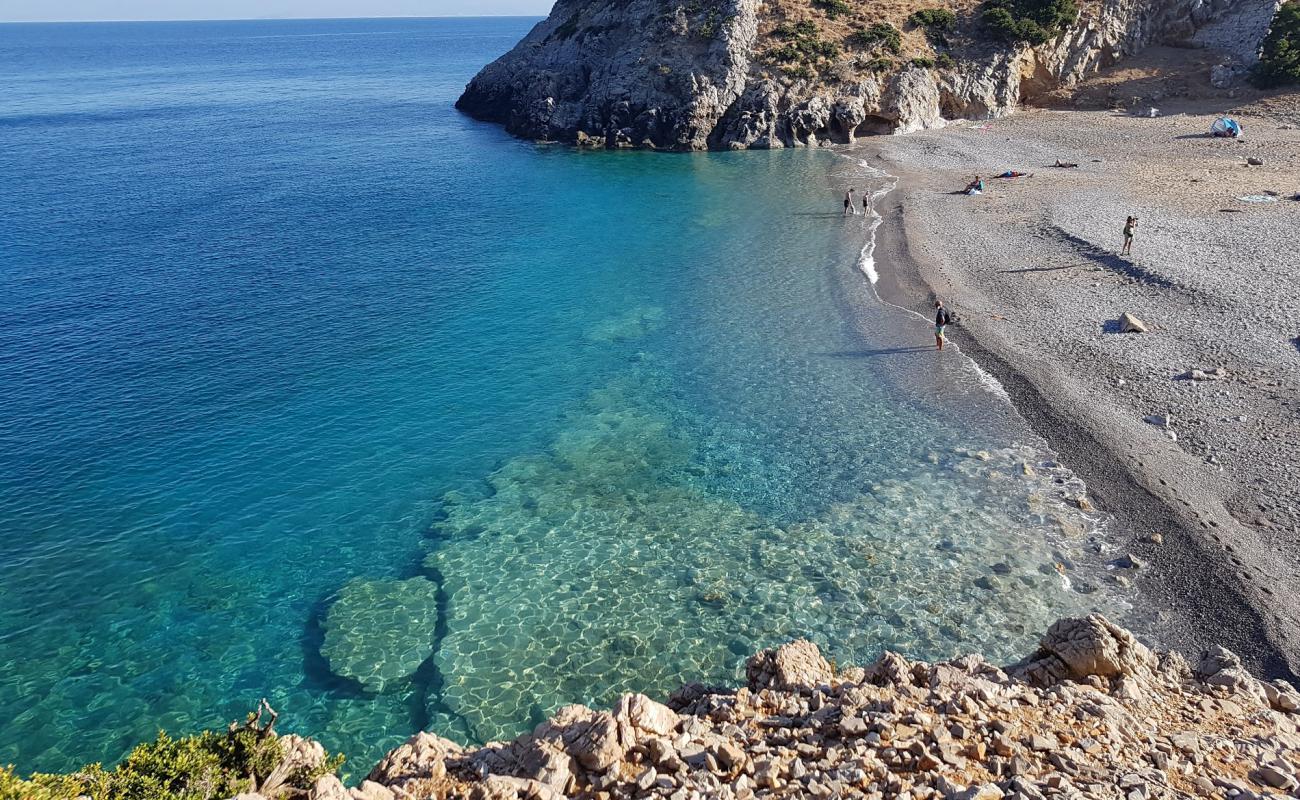 Photo de Menies Beach avec sable beige & galets de surface