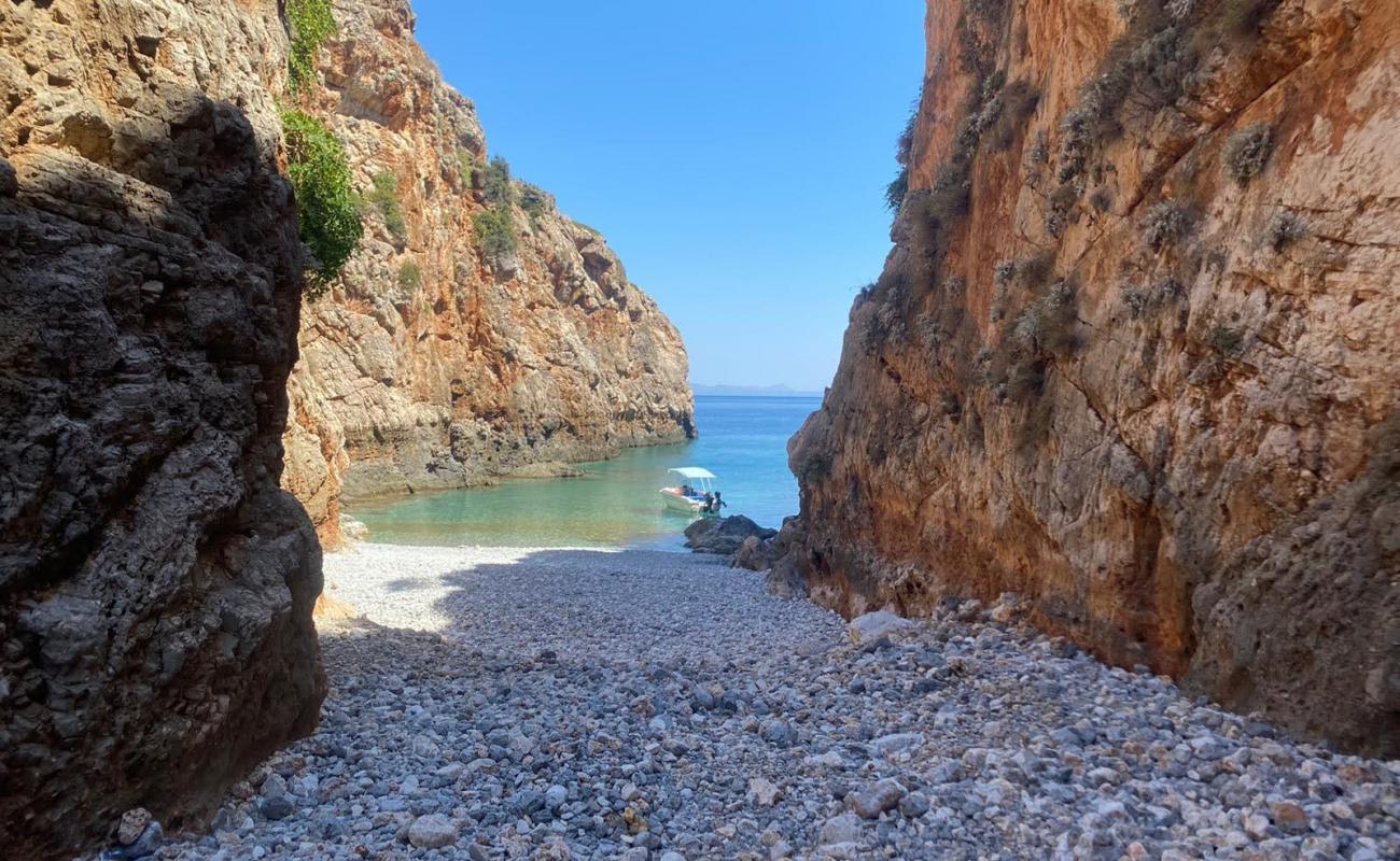 Photo de Ramyas Beach avec caillou clair de surface