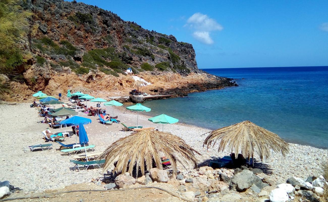 Photo de Afrata Beach avec galets beige de surface