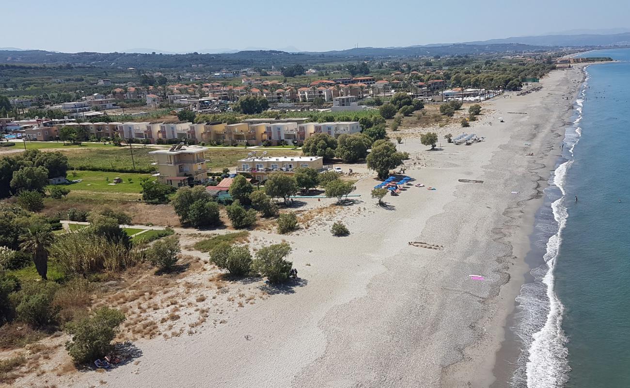 Photo de Gerani Beach avec sable beige de surface