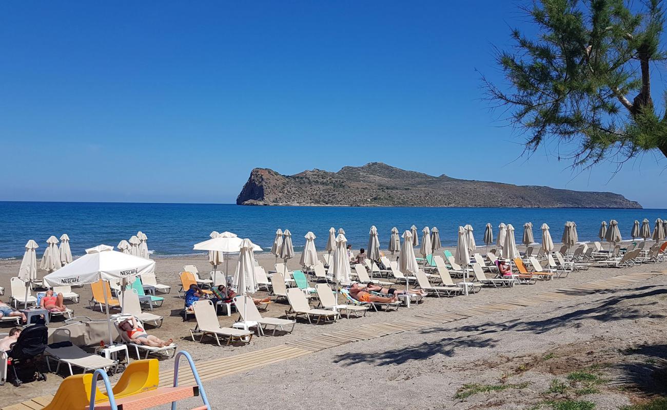 Photo de Agia Marina Beach avec sable beige de surface