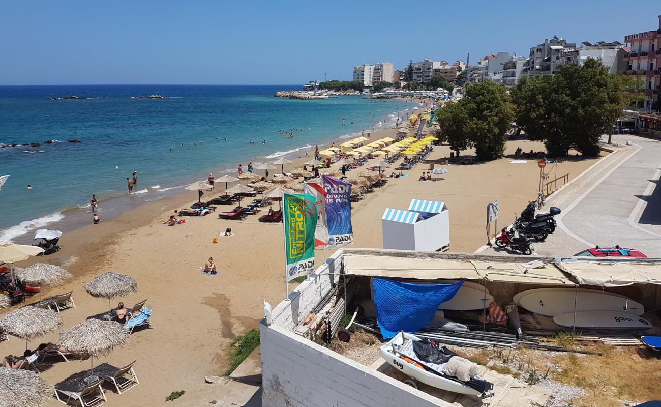 Photo de Nea Chora Beach avec sable lumineux de surface