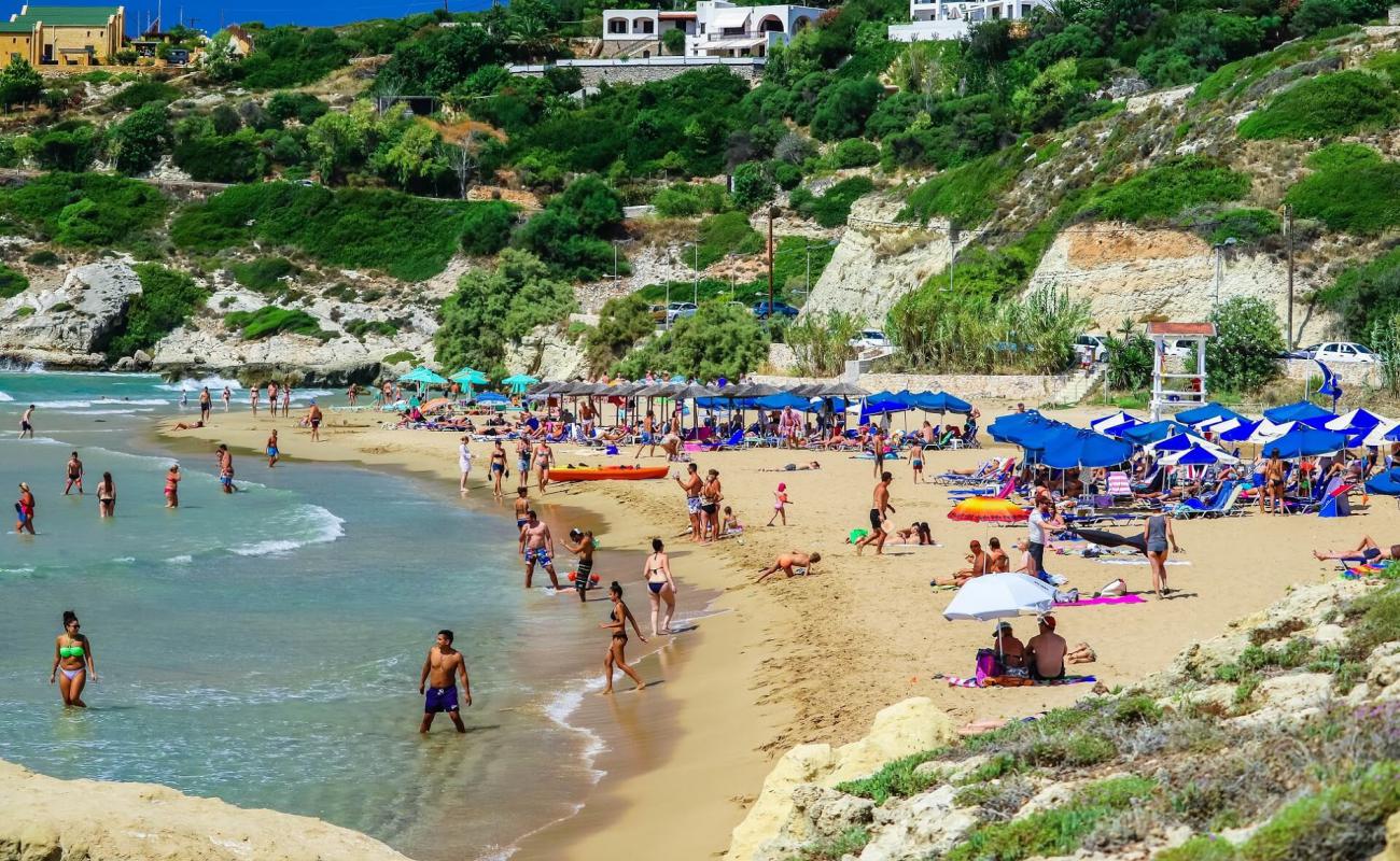 Photo de Plage de Kalathas avec sable beige fin de surface