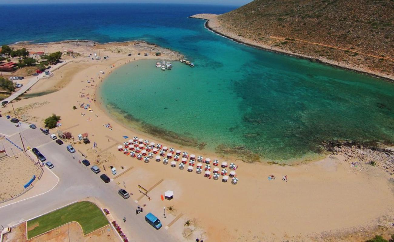 Photo de Stavros Beach avec sable lumineux de surface