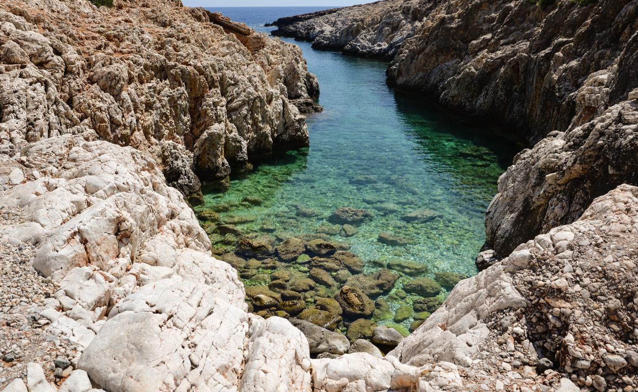 Photo de Katholiko Beach avec roches de surface