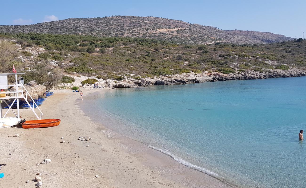 Photo de Loutraki Beach avec sable beige & galets de surface