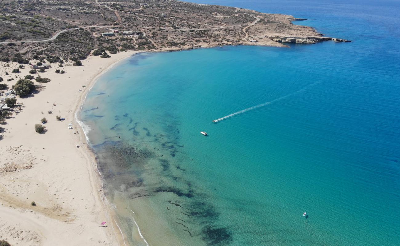 Photo de Sarakiniko Beach avec sable lumineux de surface