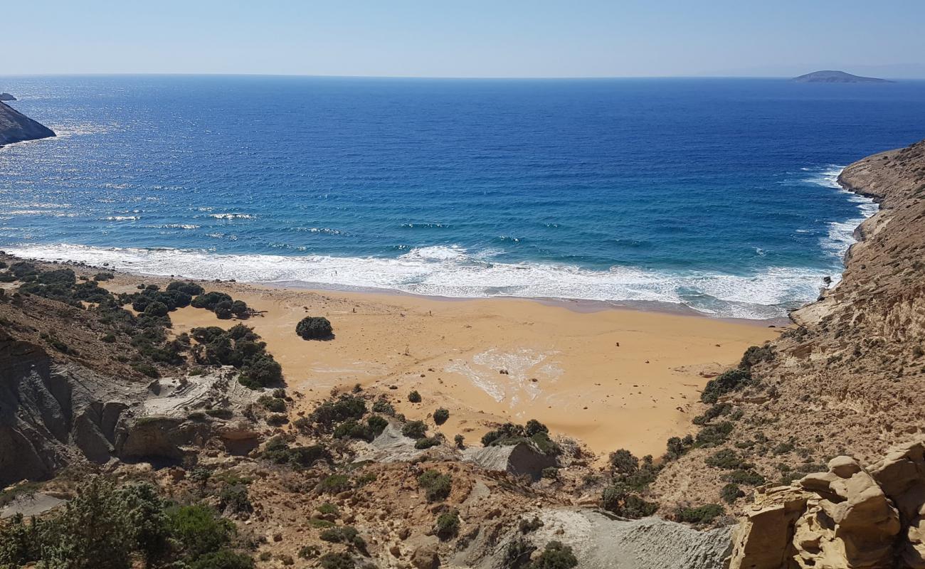 Photo de Potamos beach avec sable brun de surface