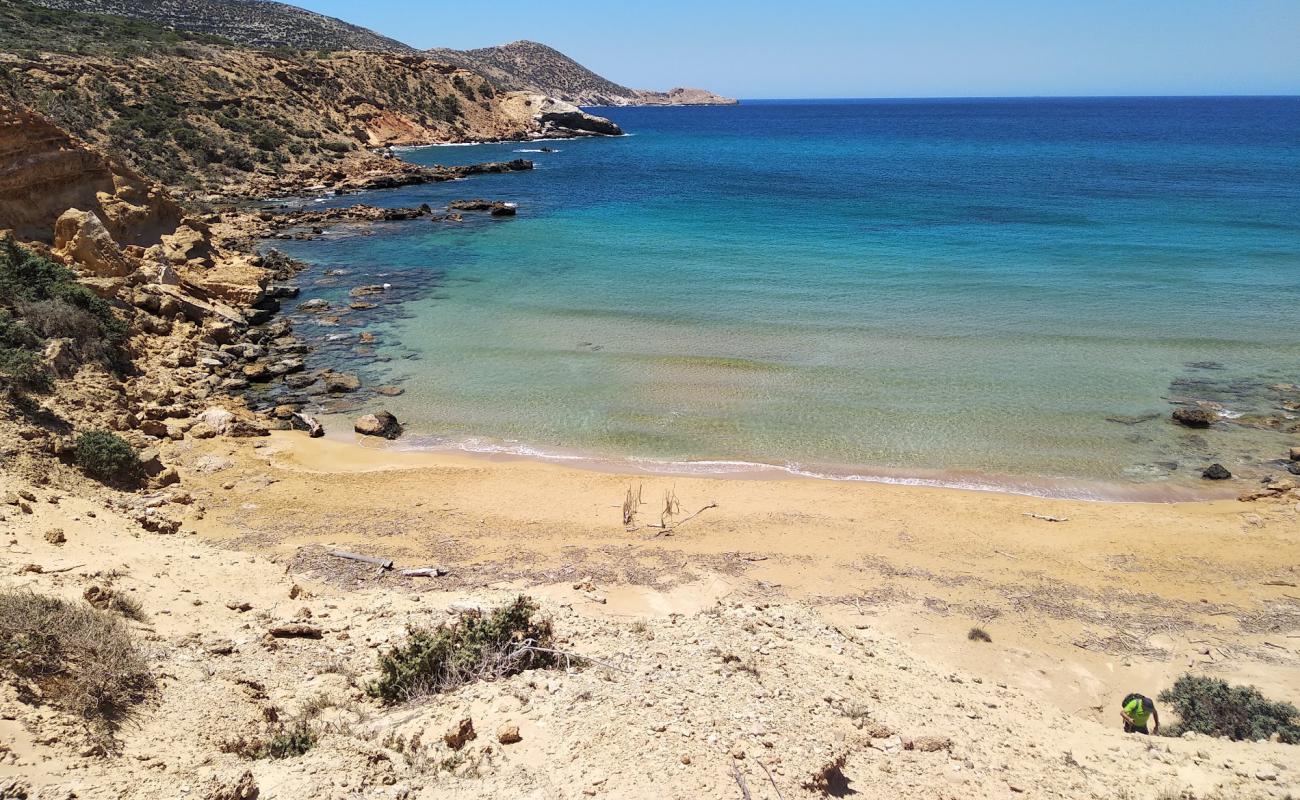 Photo de Pyrgos Beach avec sable brun de surface