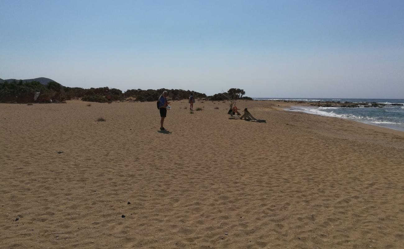 Photo de Stavrolimni Beach avec sable lumineux de surface