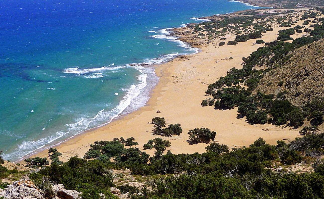 Photo de Spiaggia Lavrakas avec sable lumineux de surface