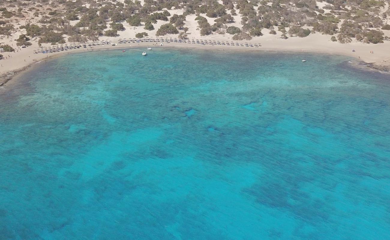 Photo de Vougiou Mati avec sable lumineux de surface