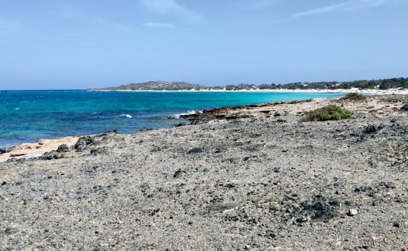 Photo de Chatzivolakas beach avec sable gris avec roches de surface