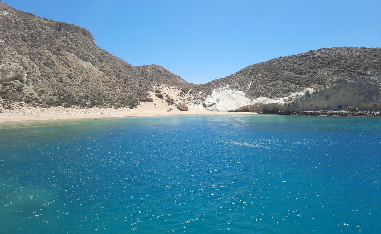 Photo de Chiliaderfia Beach avec sable beige de surface
