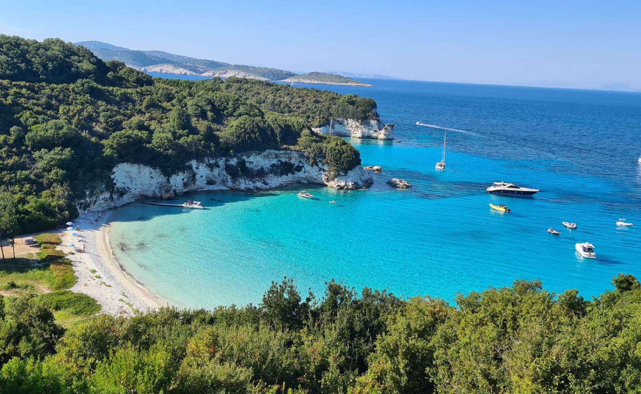 Photo de Antipaxos II avec sable clair avec caillou de surface