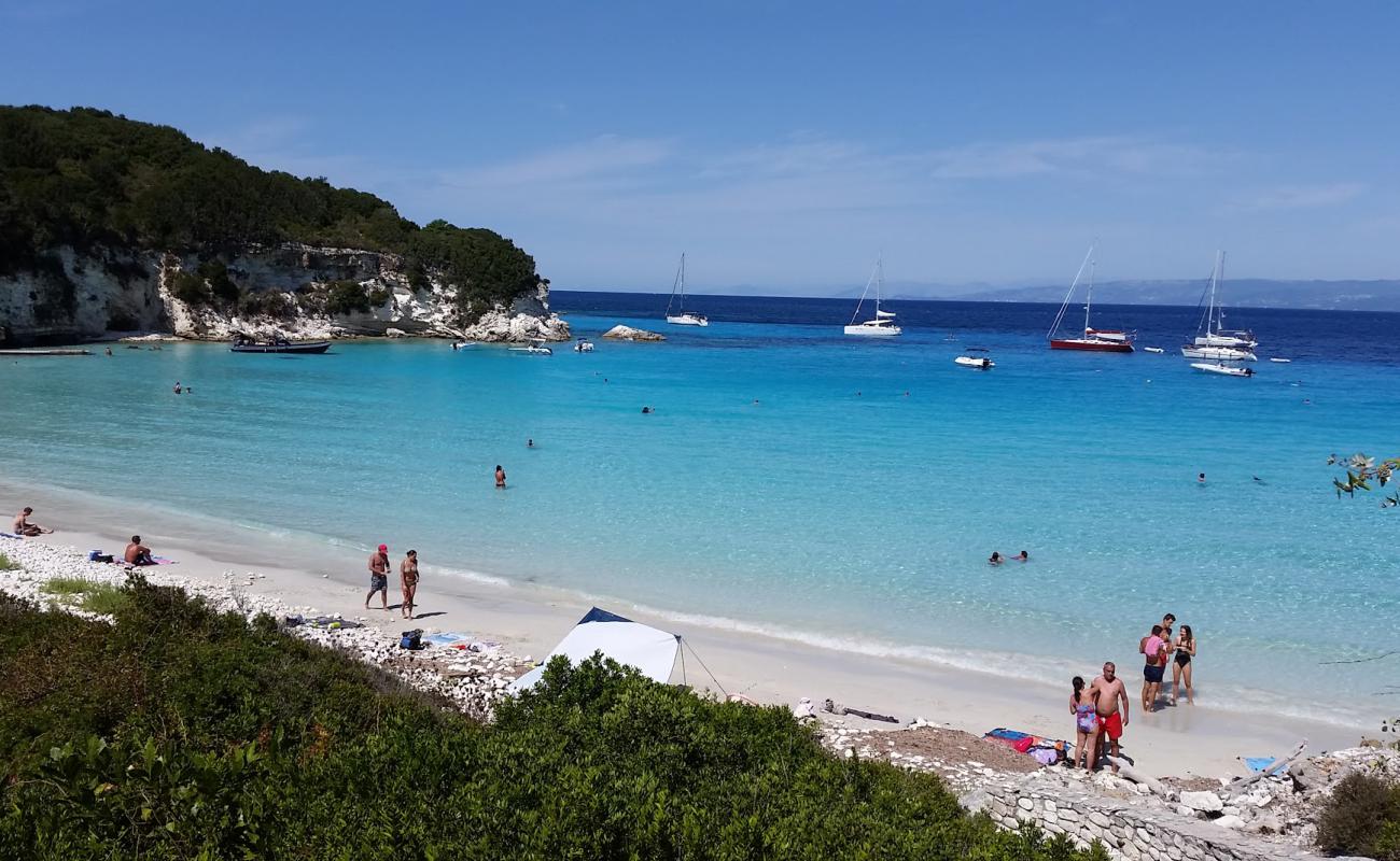 Photo de Plage de Voutoumi avec sable fin et lumineux de surface