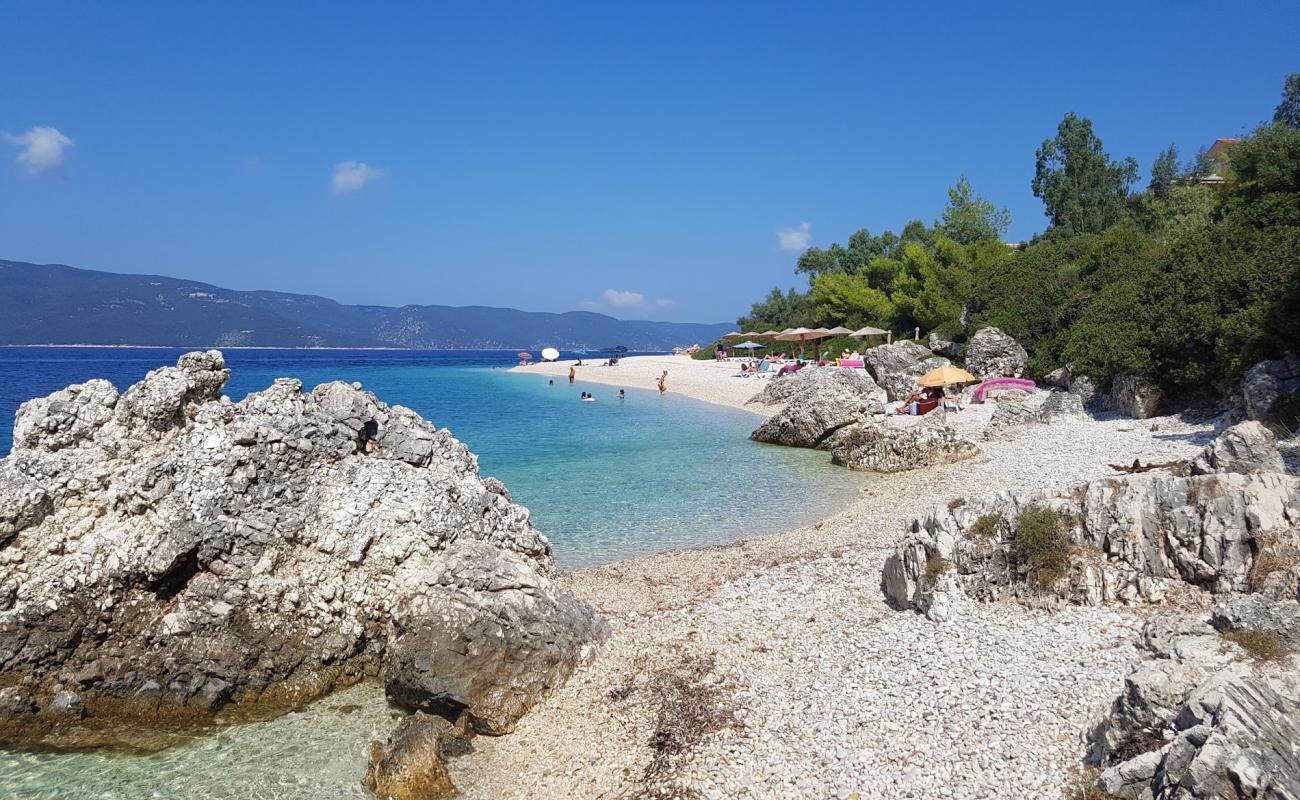 Photo de Plage d'Aspros Gialos II avec caillou fin clair de surface