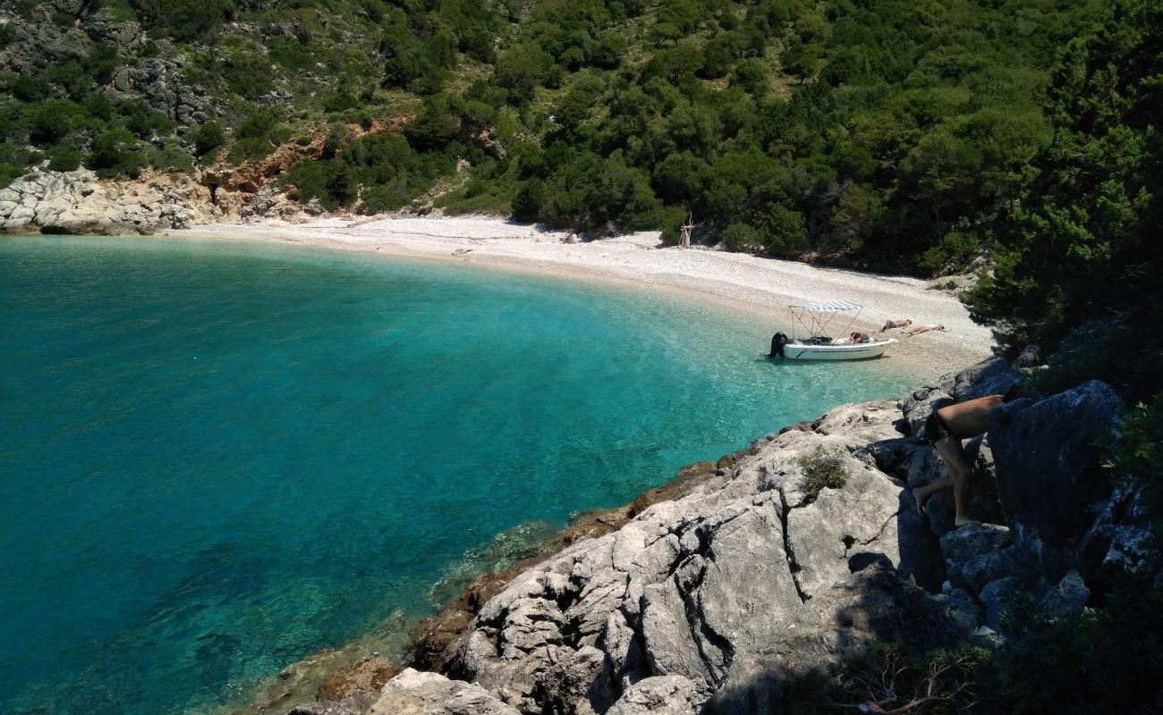 Photo de Plage d'Ammoudi avec caillou clair de surface