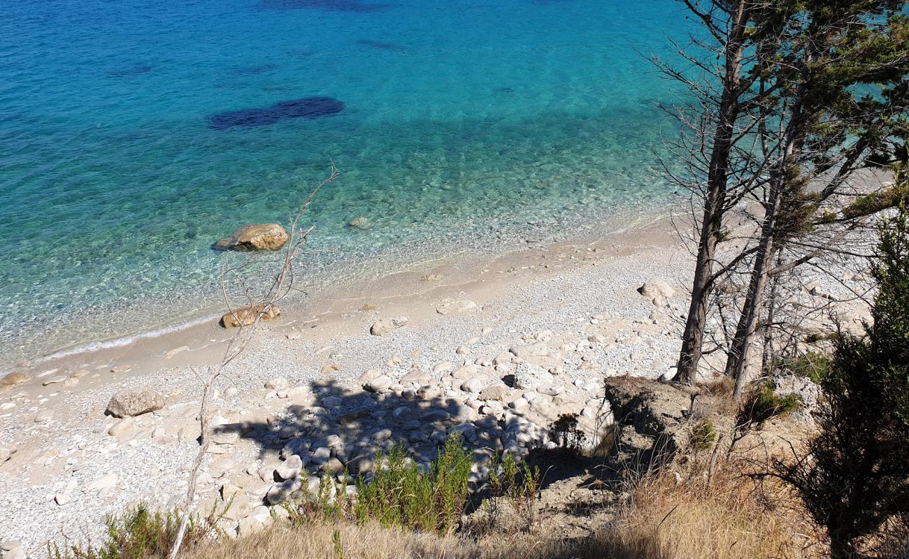 Photo de Afales beach avec sable brillant et rochers de surface