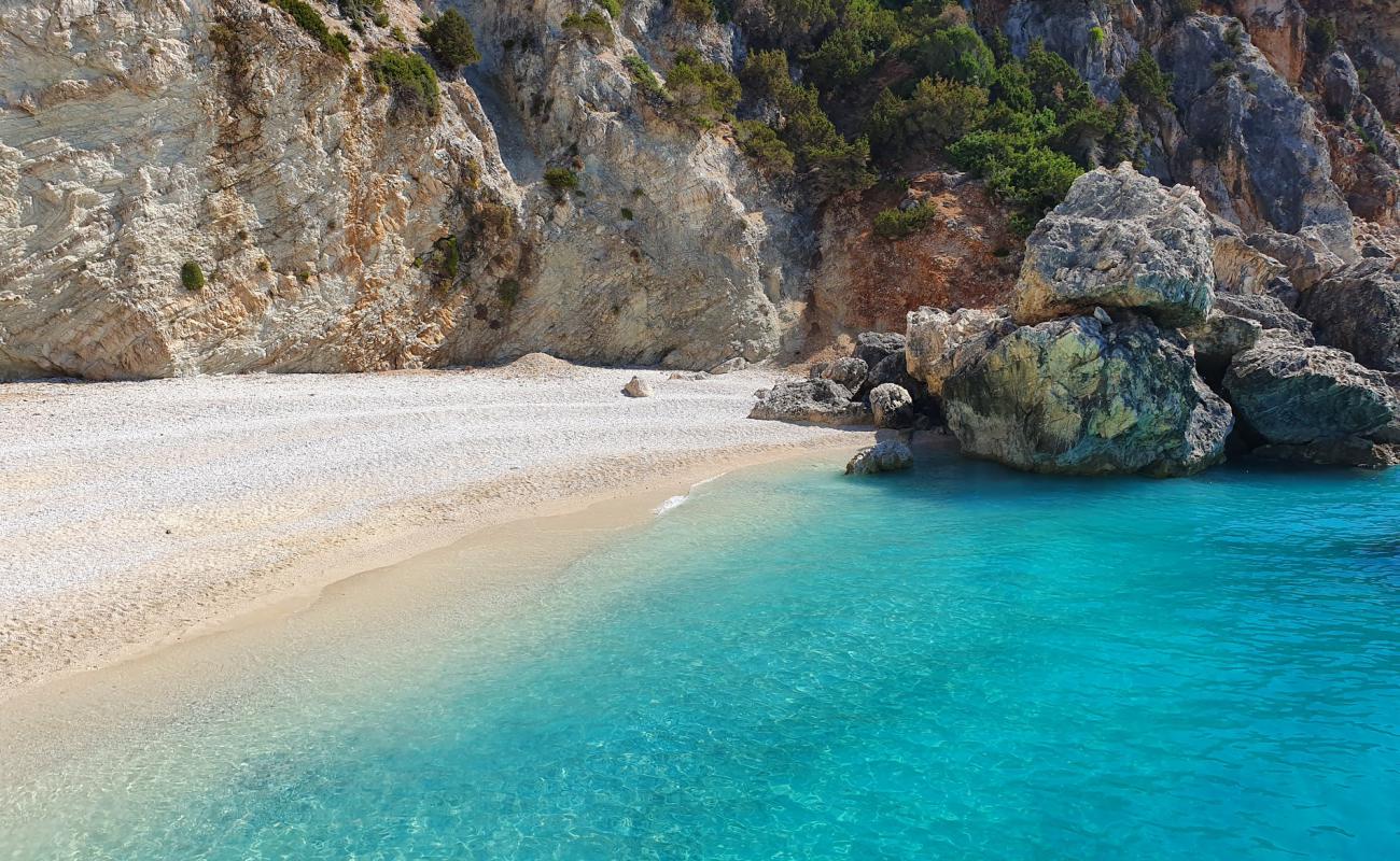 Photo de Plage d'Ithaki avec petits galets beige de surface