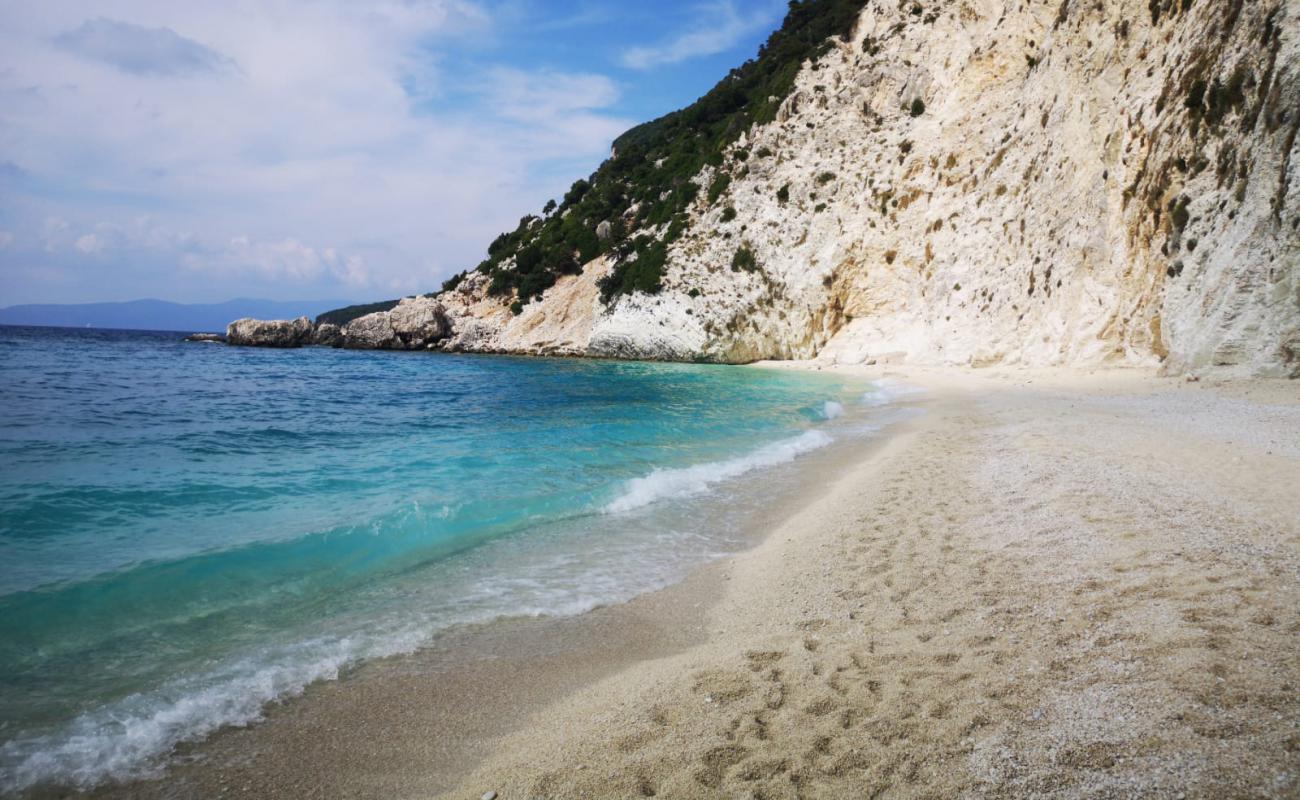 Photo de Plage d'Afales avec petits galets beige de surface