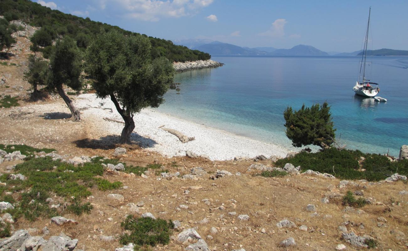 Photo de Ithaki wild beach IV avec sable beige & galets de surface
