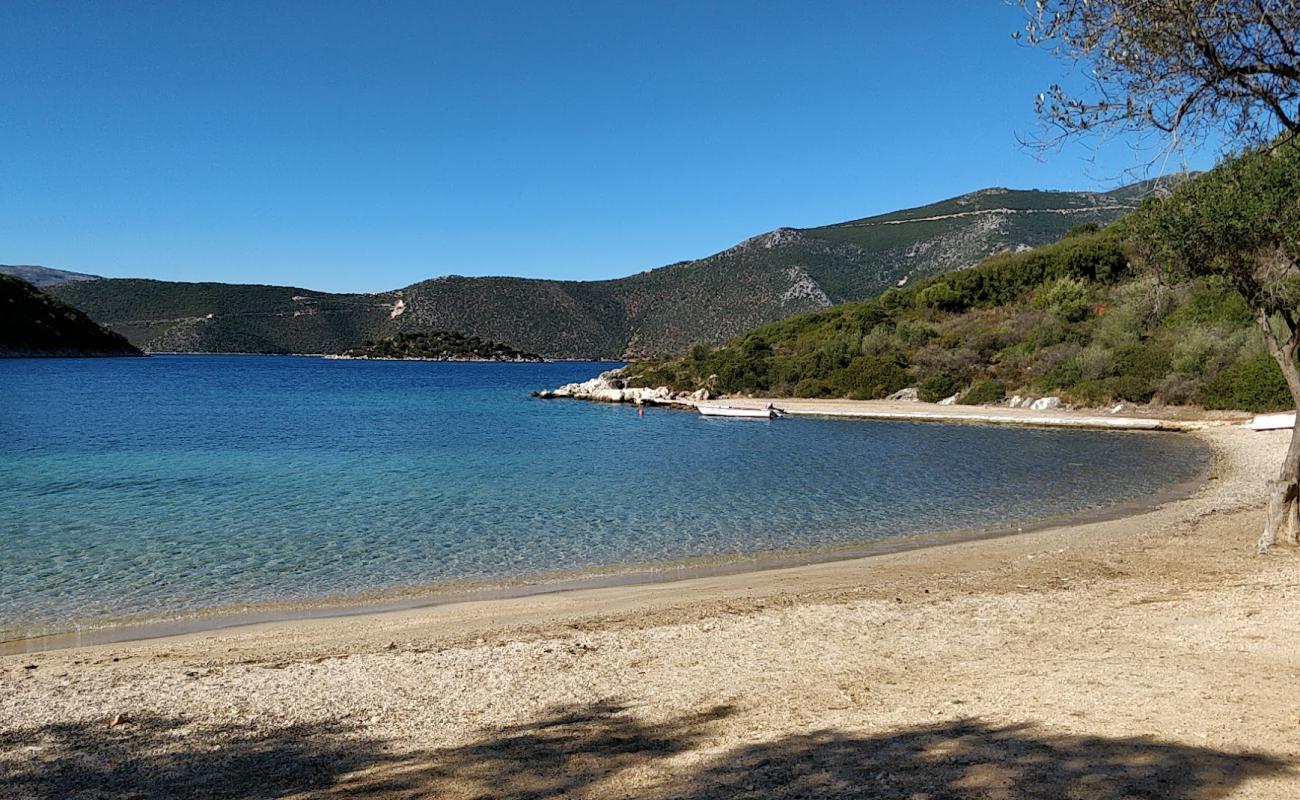 Photo de Loutsa beach avec sable clair avec caillou de surface