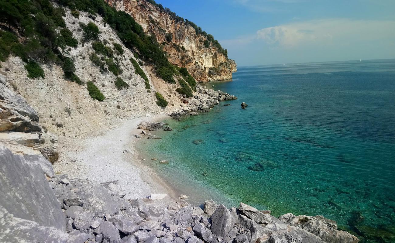 Photo de Hulla Beach avec galets beige de surface