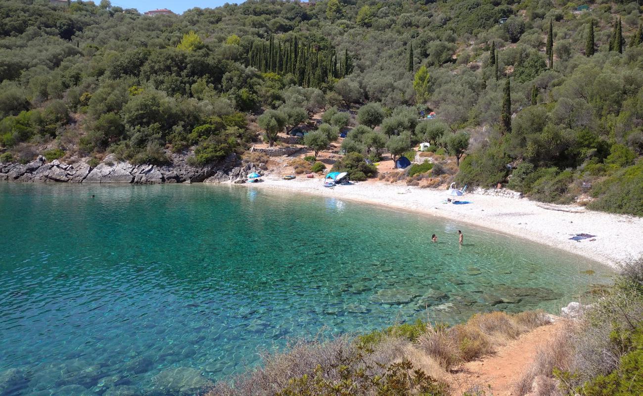 Photo de Sarakiniko beach avec caillou gris de surface