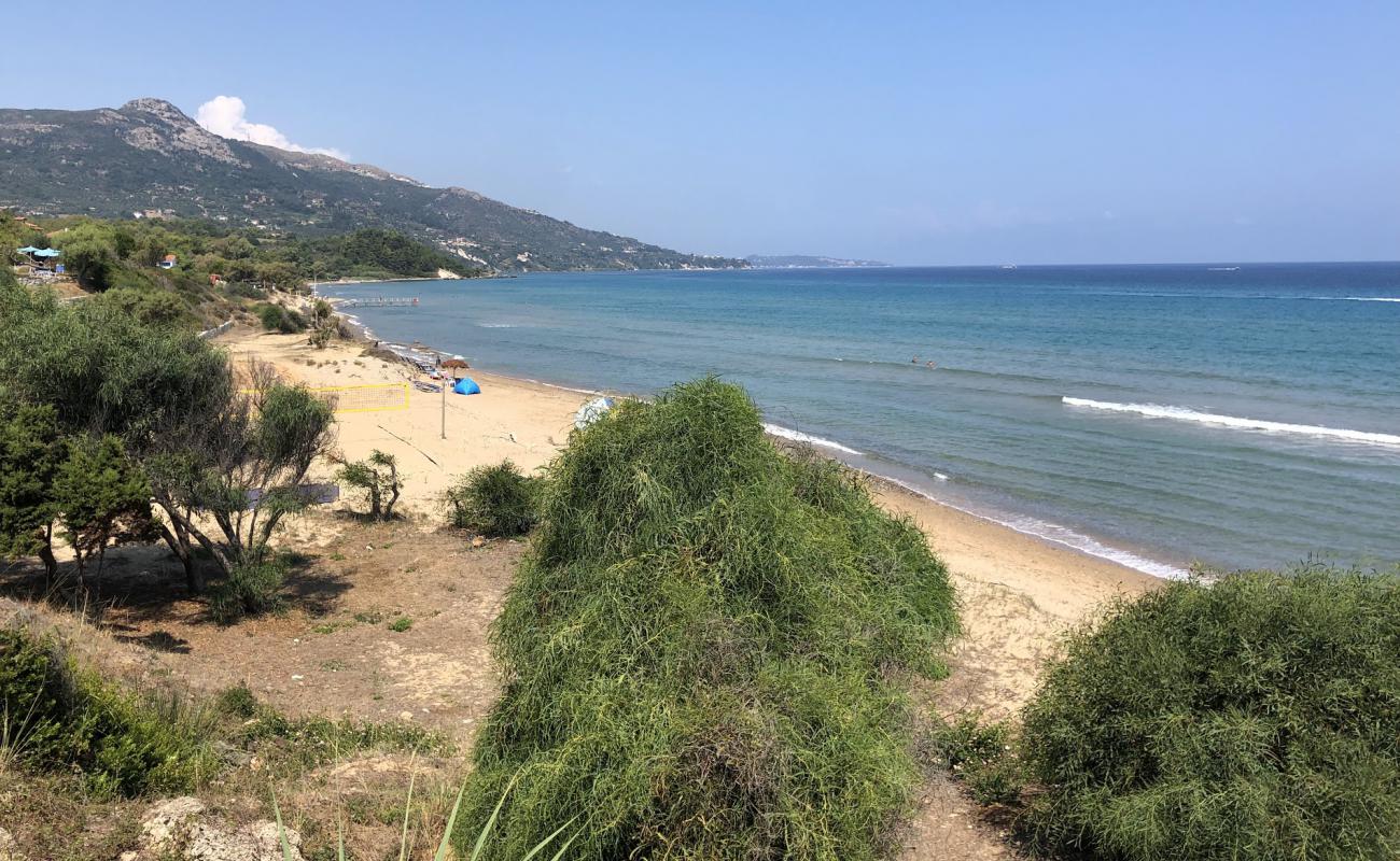 Photo de Paralia Vasilikos avec sable lumineux de surface