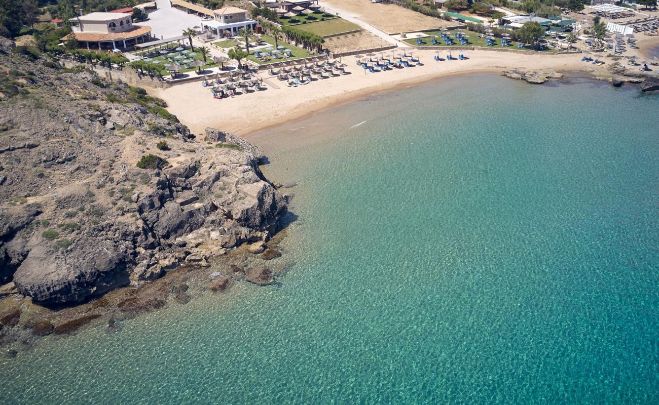 Photo de Plaka Beach avec sable fin et lumineux de surface