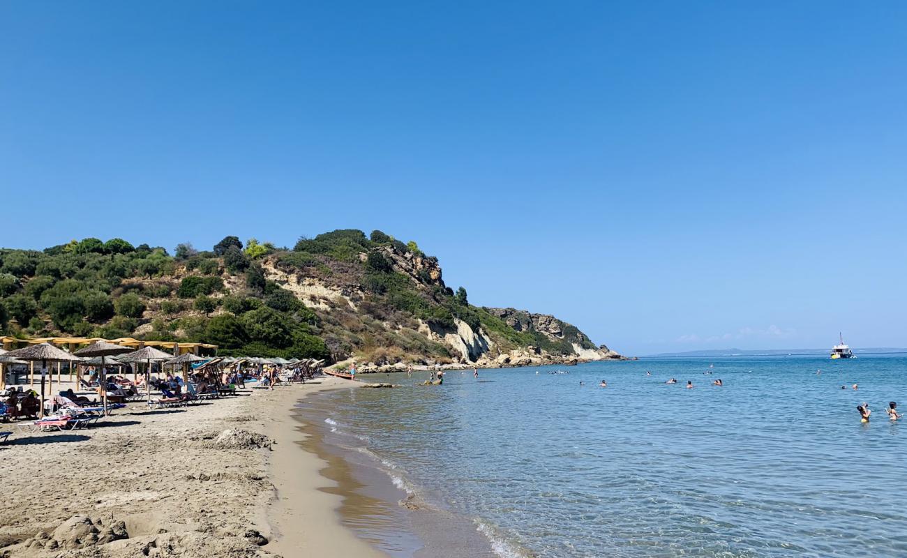 Photo de Mavratzi Beach avec sable lumineux de surface