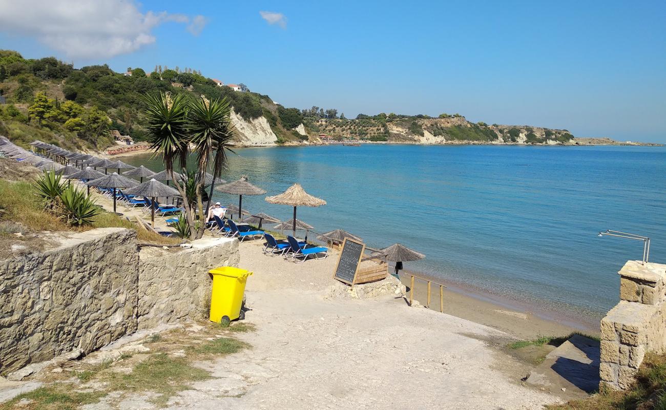 Photo de Porto Roma Beach avec sable lumineux de surface