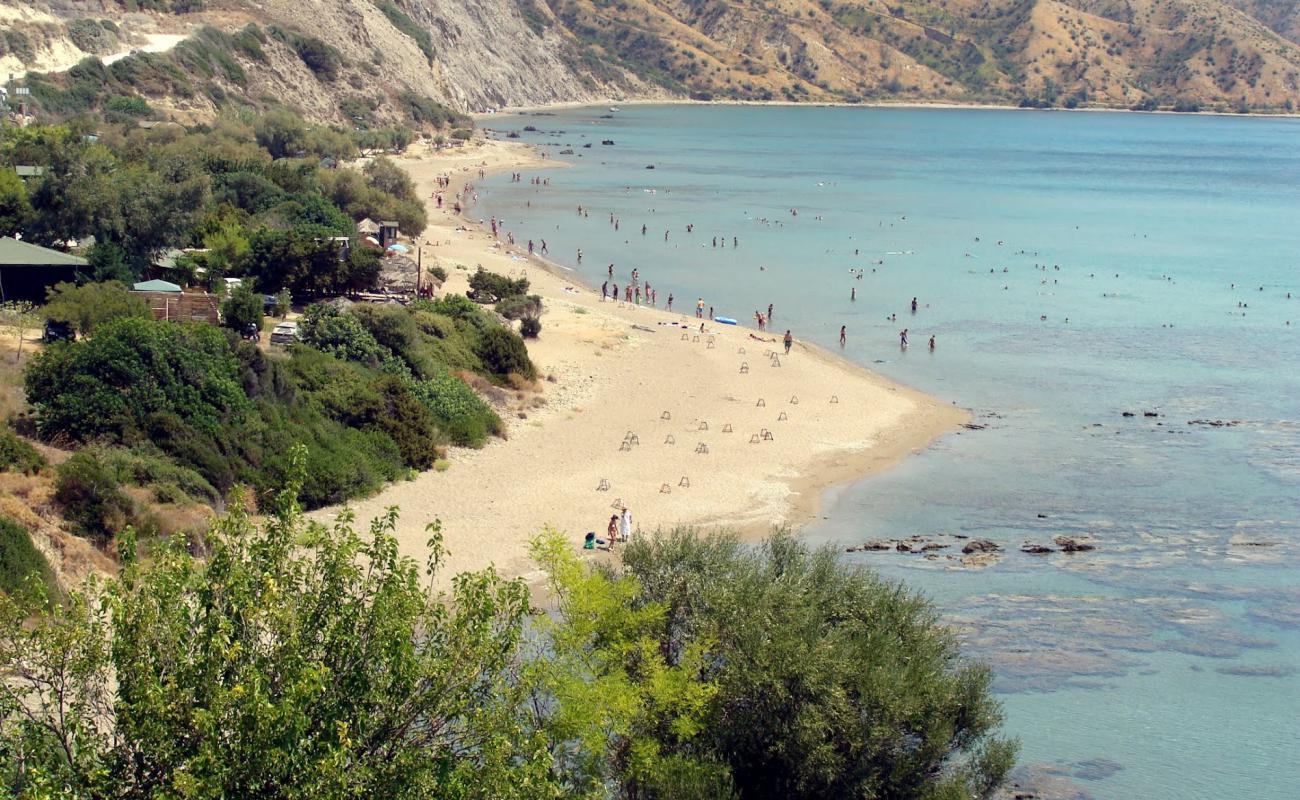 Photo de Plage de Dafni avec sable clair avec caillou de surface