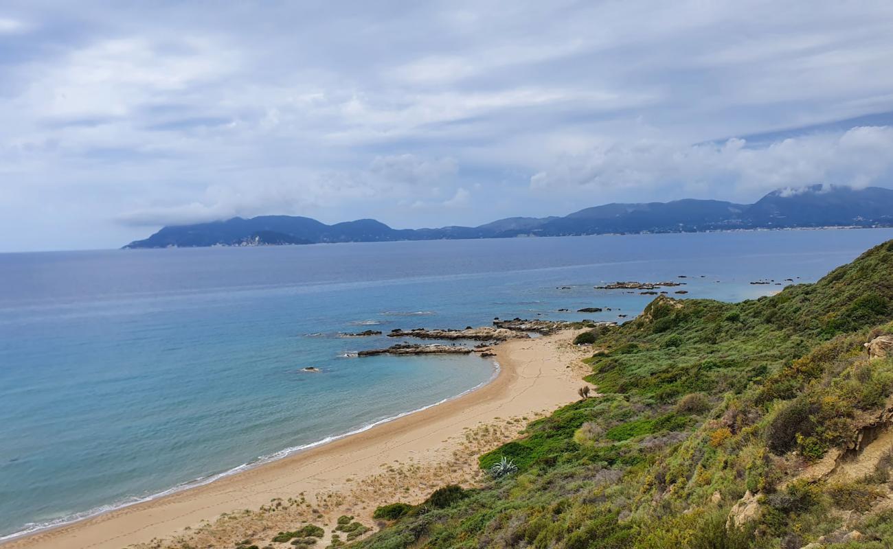 Photo de Sekania beach avec sable lumineux de surface