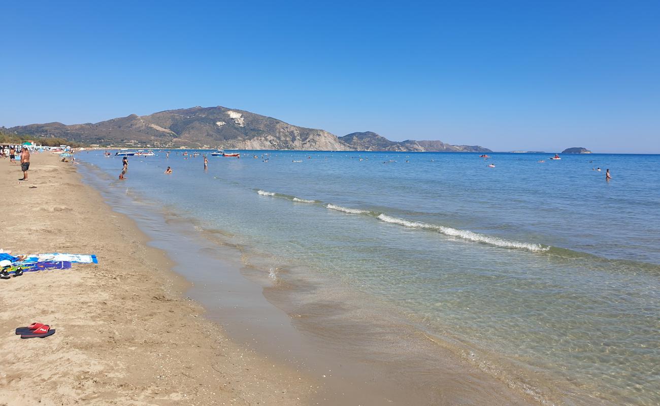 Photo de Laganas Beach avec sable lumineux de surface